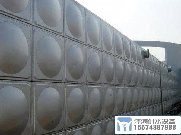 大型<a href=http://m.nt-shsm.com/ target=_blank class=infotextkey>不銹鋼消防水箱</a>施工中